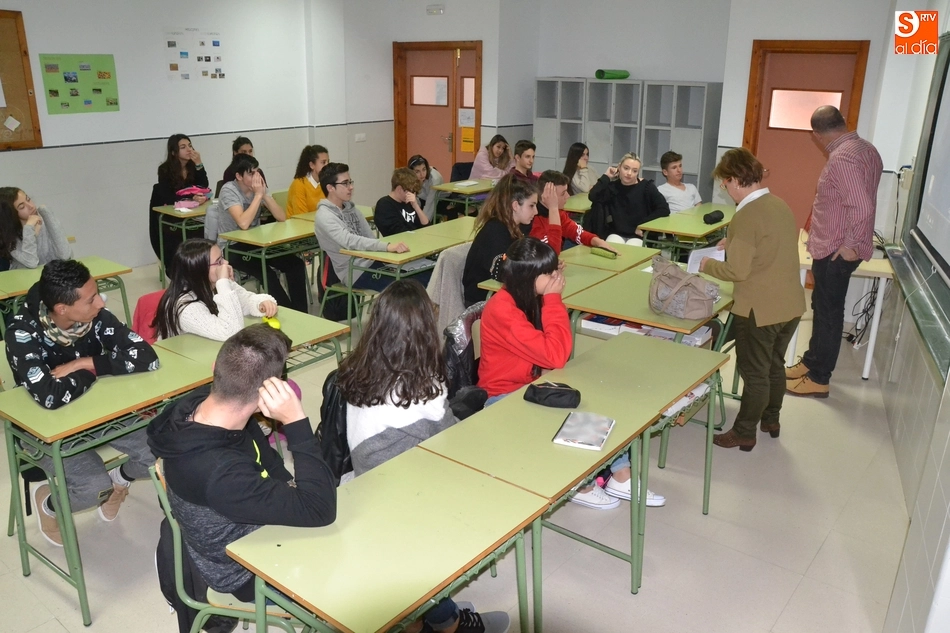 Foto 5 - Completadas las charlas de Juanjo Herr&aacute;ez en el IES Tierra para difundir su experiencia en Bolivia ...