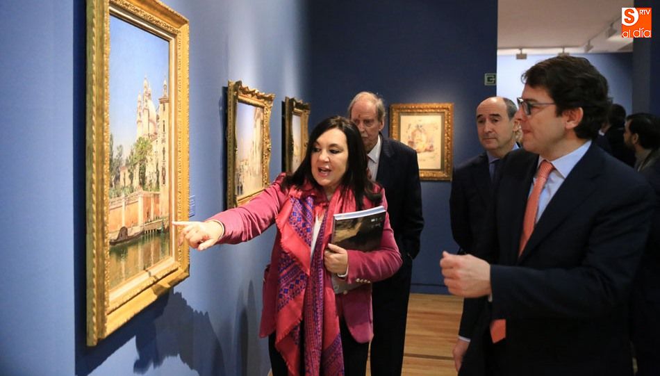 La comisaria de la exposición, Marisa Oropesa, junto al alcalde de Salamanca, Alfonso Fernández Mañueco