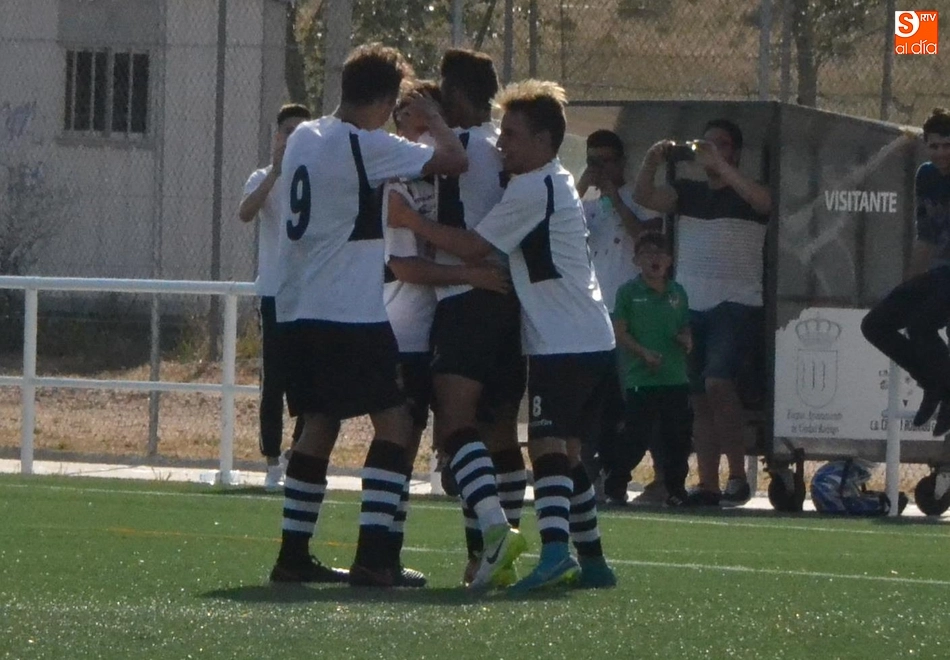 Foto 3 - El Juvenil del Ciudad Rodrigo cierra una &eacute;poca con un carrusel de goles y homenajes  