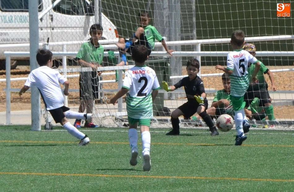 Foto 2 - Gran ambiente en el bloque matinal del II Torneo en memoria de To&ntilde;ete  