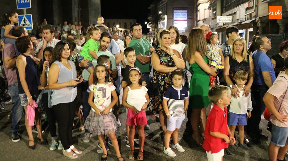 El desfile de carrozas llena con varios miles de personas las calles de Vitigudino  