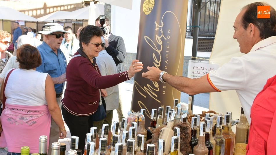 Foto 7 - Saucelle apuesta por la almendra como producto aut&oacute;ctono de referencia en una concurrida feria&nbsp;