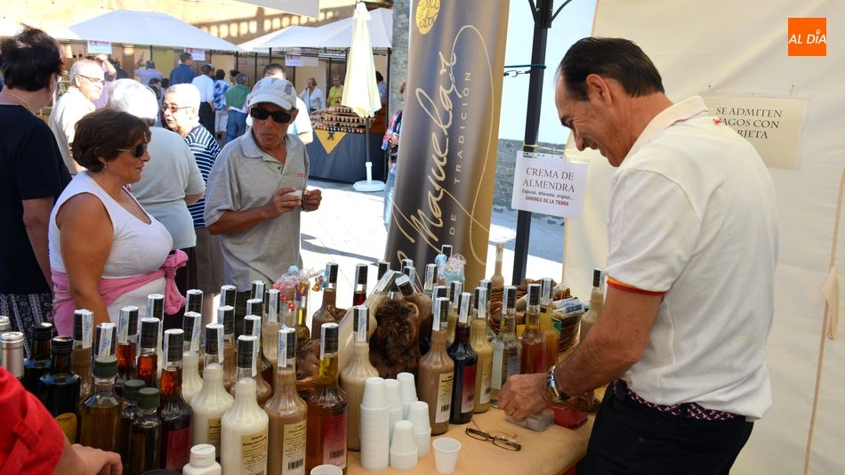 Foto 6 - Saucelle apuesta por la almendra como producto aut&oacute;ctono de referencia en una concurrida feria&nbsp;
