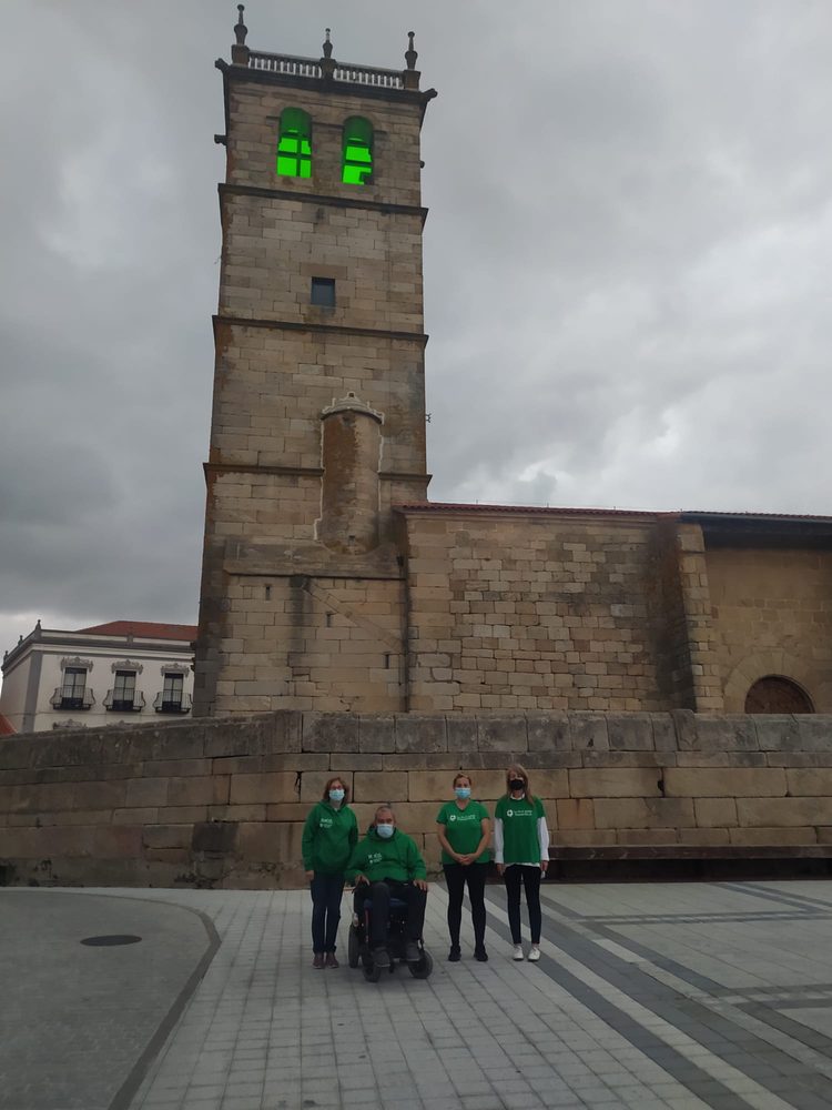 Foto 4 - La torre de la iglesia de Vitigudino se viste de verde en apoyo a los enfermos de ELA  