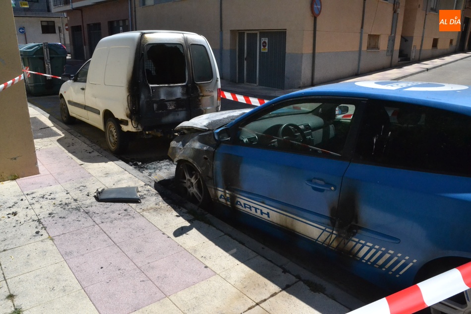 Foto 6 - Dos vehículos aparcados resultan gravemente dañados tras prenderle fuego a uno de ellos  