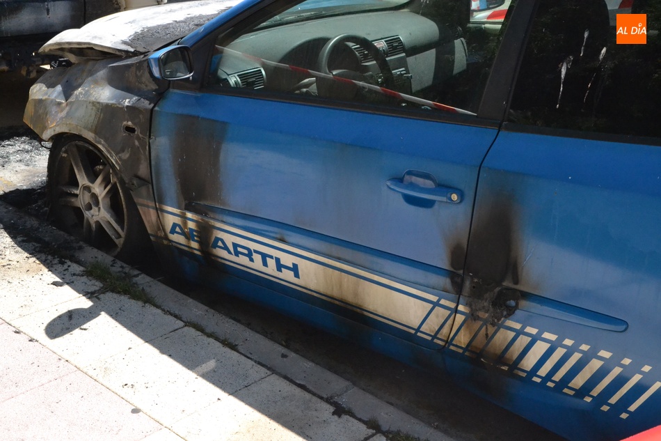 Foto 2 - Dos vehículos aparcados resultan gravemente dañados tras prenderle fuego a uno de ellos  