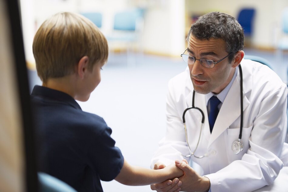 Un médico atiende a un niño en la consulta. Foto: EP