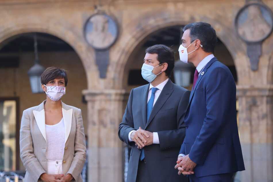 Pedro Sánchez, presidente del Gobierno, junto al presidente de Castilla y León y la ministra de Política Territorial. Foto: Lydia González