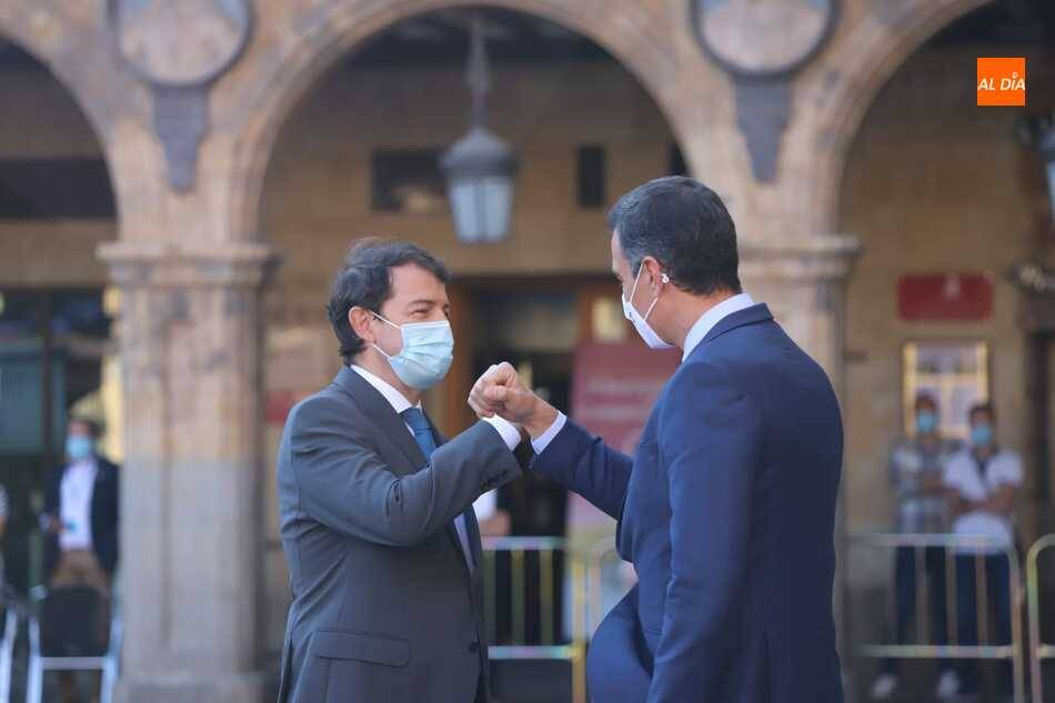 Alfonso Fernández Mañueco saluda al presidente del Gobierno a su llegada a Salamanca. Foto: Lydia González