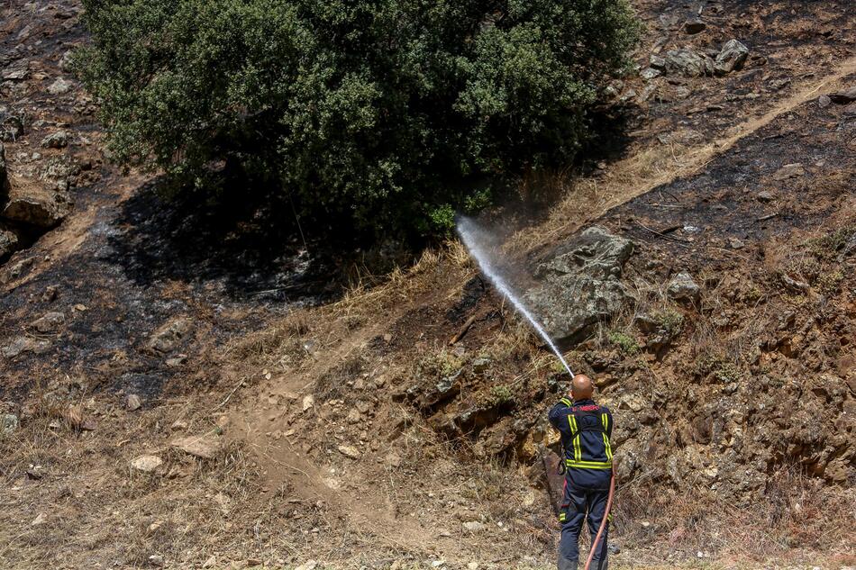 Un bombero trabaja en la extinción de uno de los focos del incendio del pantano de San Juan, en Madrid. Foto: EP