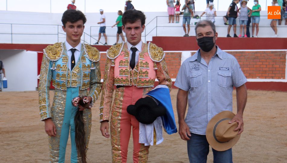 Daniel Medina, Fabio Jiménez y el mayoral de La Campana tras finalizar el festejo
