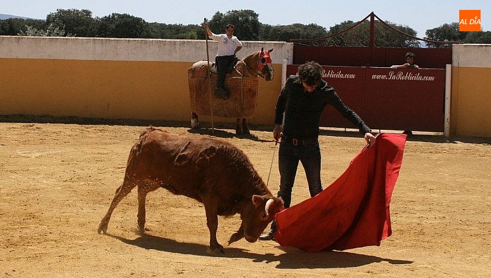 Alberto Revesado tentando una de sus vacas en la plaza de La Roblicita
