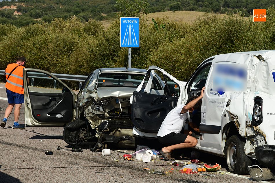 La furgoneta y el turismo implicados en el accidente | Fotos: Adrián Martín