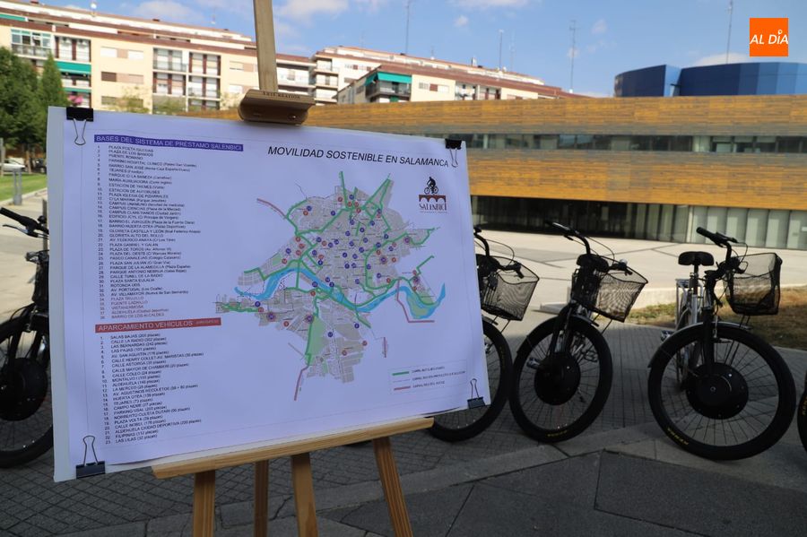 Plano de las bases de aparcabicicletas en Salamanca, junto a una de las nuevas, instalada en la plaza de Trujillo