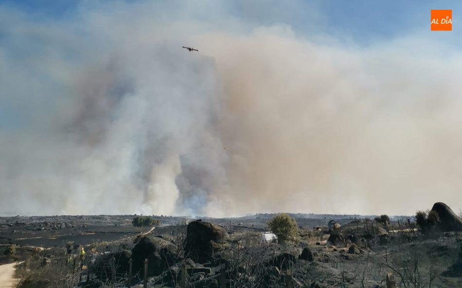 Foto 1 - El incendio de San Felices de Gallegos se mantiene en nivel 1