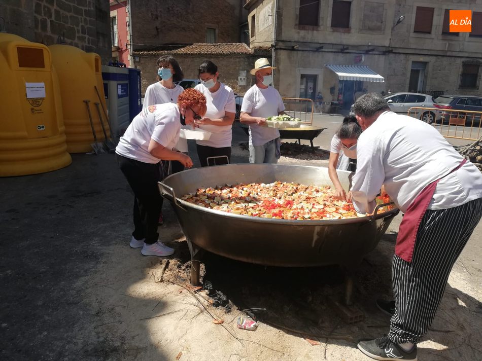 Foto 6 - Los vecinos de Masueco continúan las fiestas con una paellada de más de 800 raciones  