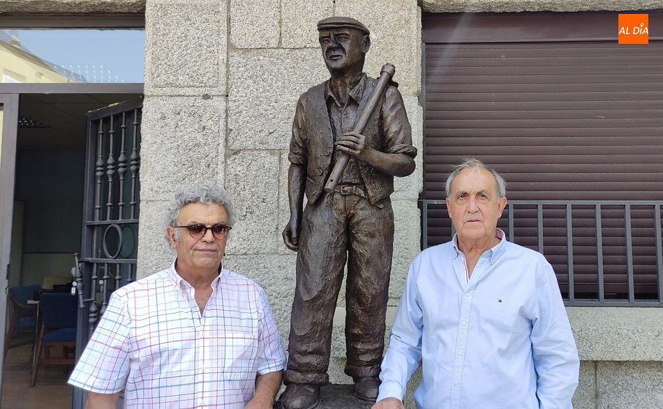 Valeriano Hernández (izqda) junto a la estatua a los antepasados de Linares y el alcalde, Ignacio Polo | Kiko Robles
