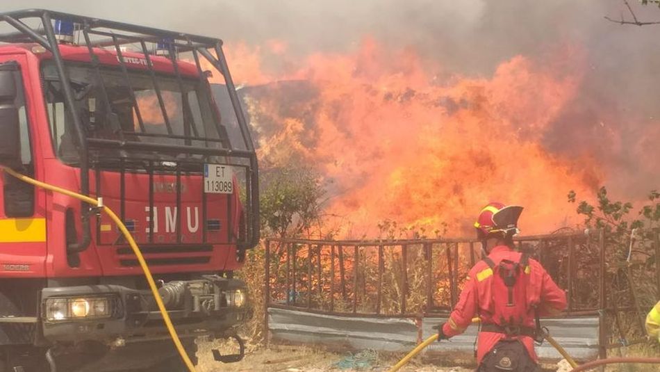 Efectivos de la UME intervienen en el incendio en la Sierra de Gredos (Ávila)