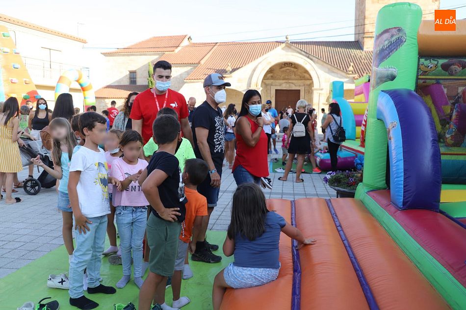 Foto 6 - Las fiestas de Calzada de Valdunciel avanzan con los hinchables para los más pequeños