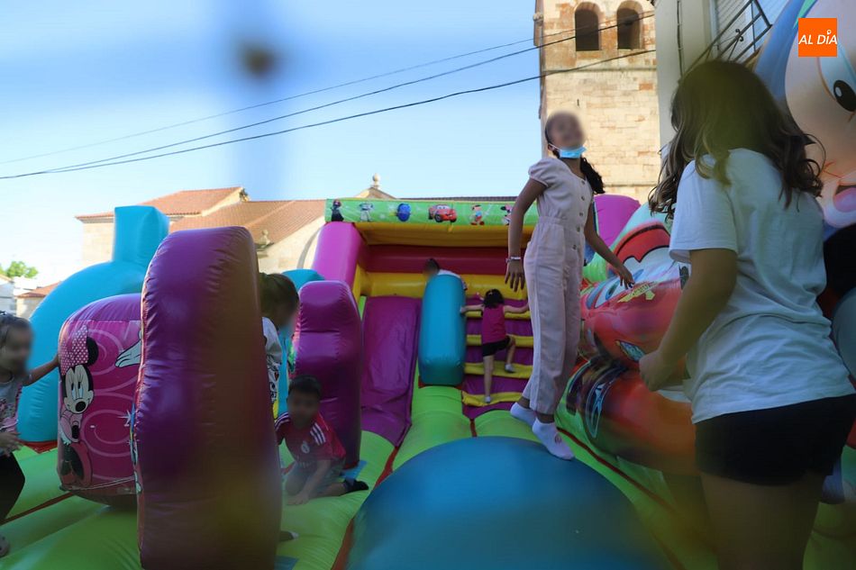 Foto 5 - Las fiestas de Calzada de Valdunciel avanzan con los hinchables para los más pequeños