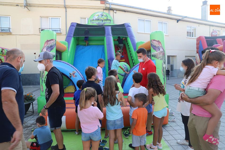 Foto 3 - Las fiestas de Calzada de Valdunciel avanzan con los hinchables para los más pequeños