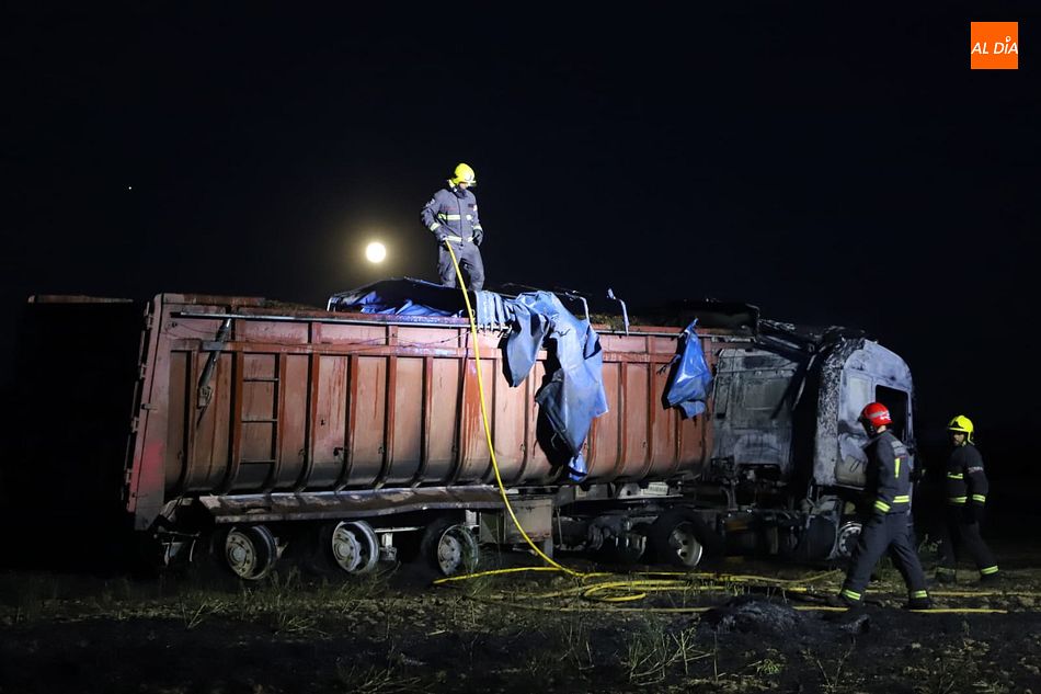 Foto 5 - Un camión arde en Calvarrasa de Abajo