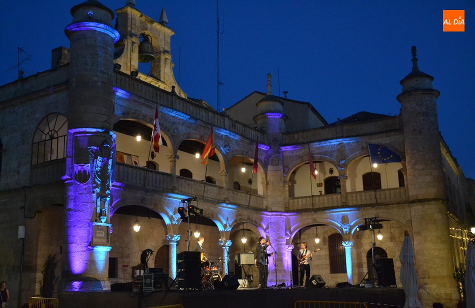 Foto 2 - Divertimento Folk anima la noche sabatina en la Plaza Mayor mirobrigense  
