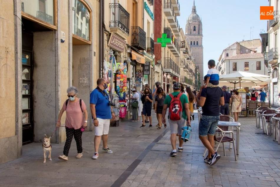 Gente con mascarilla paseando por el centro de la ciudad en una imagen de archivo