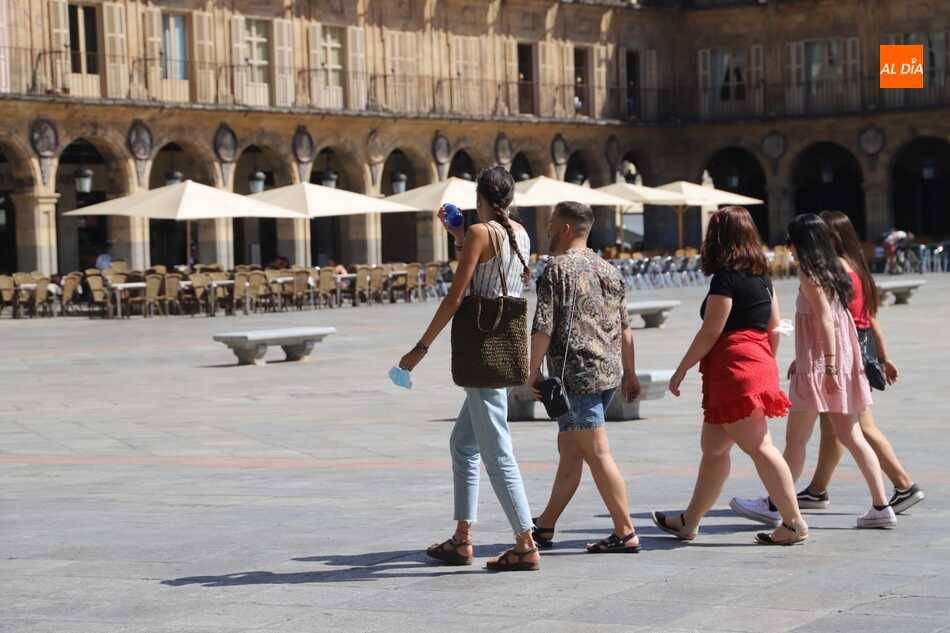 Un grupo de jóvenes pasea por la Plaza Mayor de Salamanca
