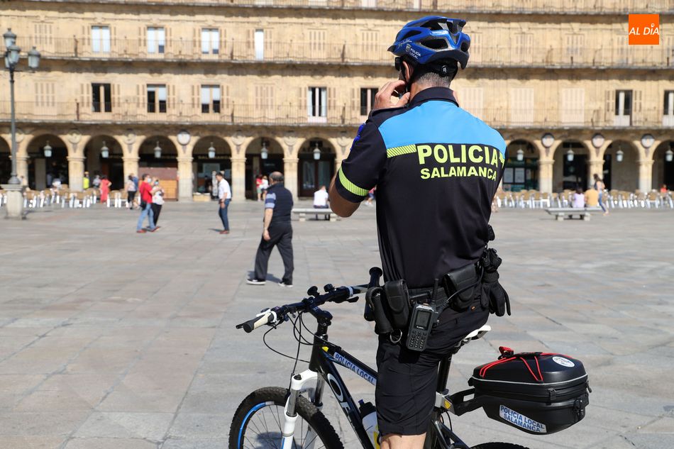Un agente del servicio de vigilancia turística de la Policía Local de Salamanca - Archivo
