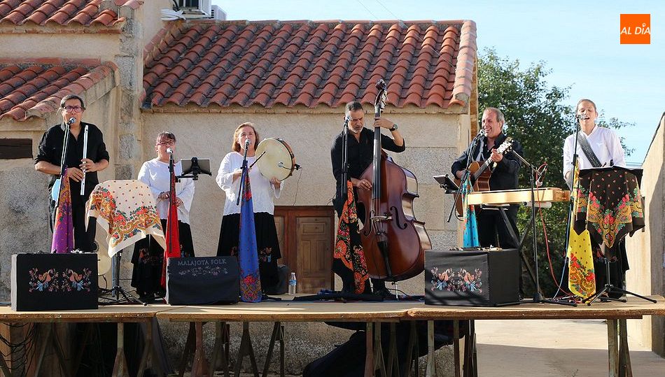 Actuación de Malajota Folk en Villaseco de los REyes el pasado verano / CORRAL