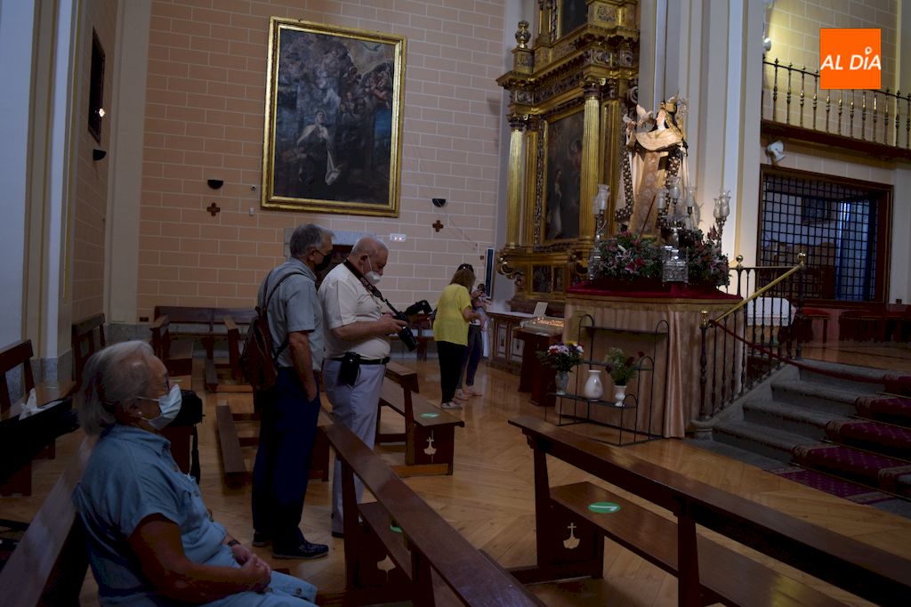 Albenses y foráneos veneran la imagen de Santa Teresa / Pedro Zaballos