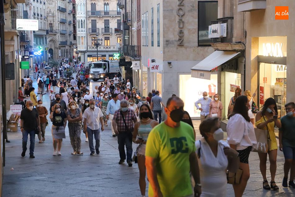 Gente paseando por una de las céntricas calles de Salamanca el pasado fin de semana
