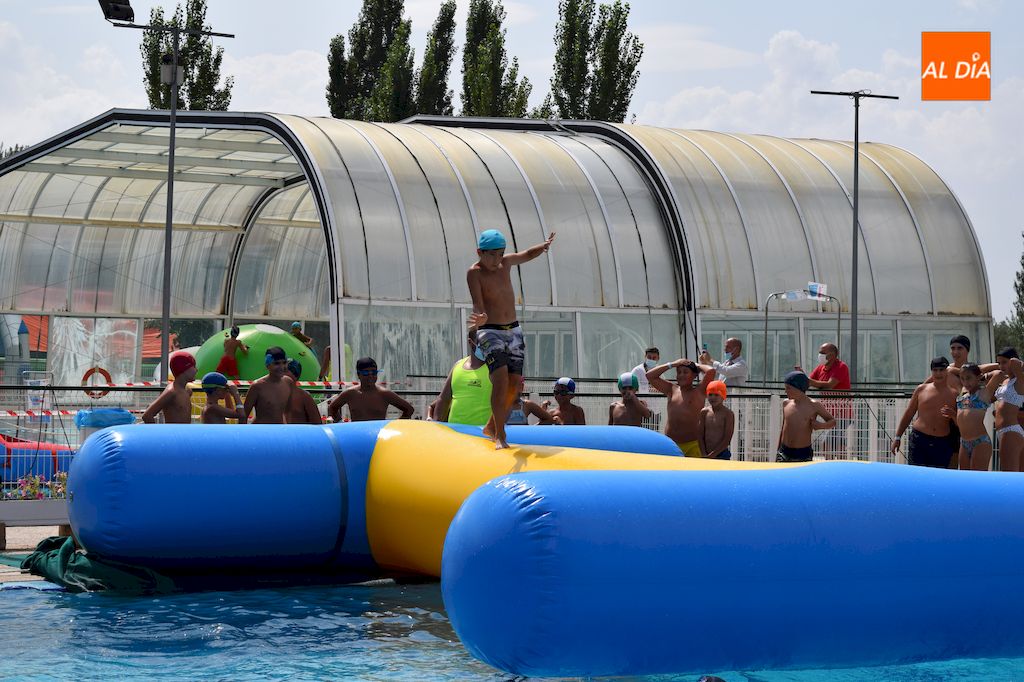 Foto 6 - Ocio y diversión en las piscinas municipales gracias a los hinchables acuáticos y a los juegos