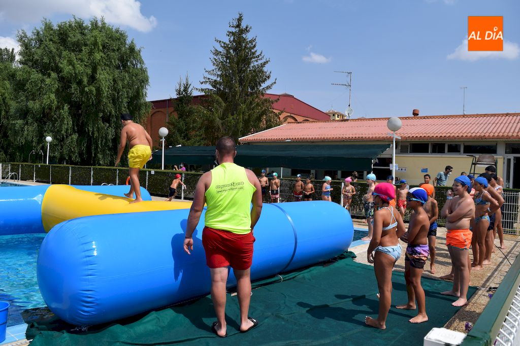 Foto 4 - Ocio y diversión en las piscinas municipales gracias a los hinchables acuáticos y a los juegos