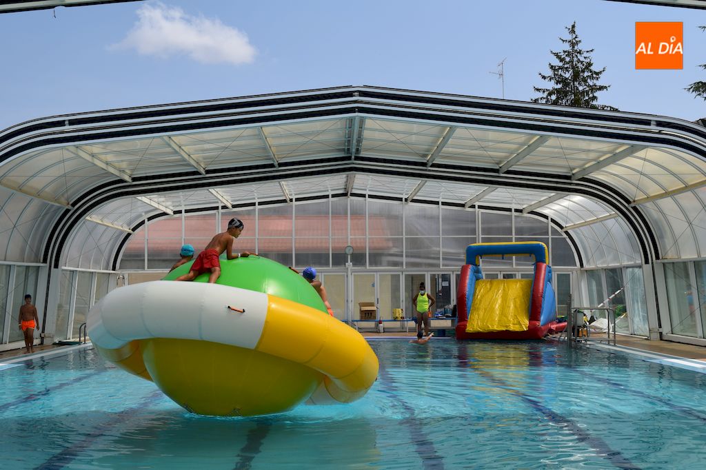 Foto 3 - Ocio y diversión en las piscinas municipales gracias a los hinchables acuáticos y a los juegos