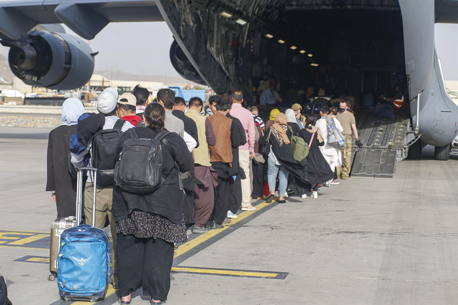 Personas esperan para ser evacuadas en un avión militar estadounidense en el aeropuerto de Kabul. Foto: EP