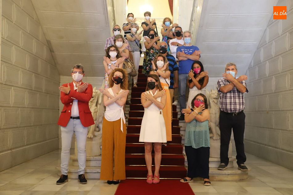 Los miembros de la Asociación Síndrome de Turner Alejandra Grandes en el Ayuntamiento de Salamanca - Fotos: Lydia González