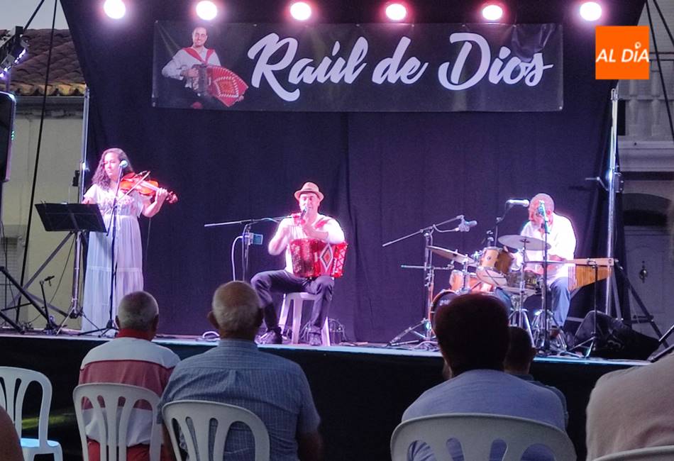 El Pedroso de la Armuña se deja cautivar por la música y alegría de Raúl Díaz de Dios