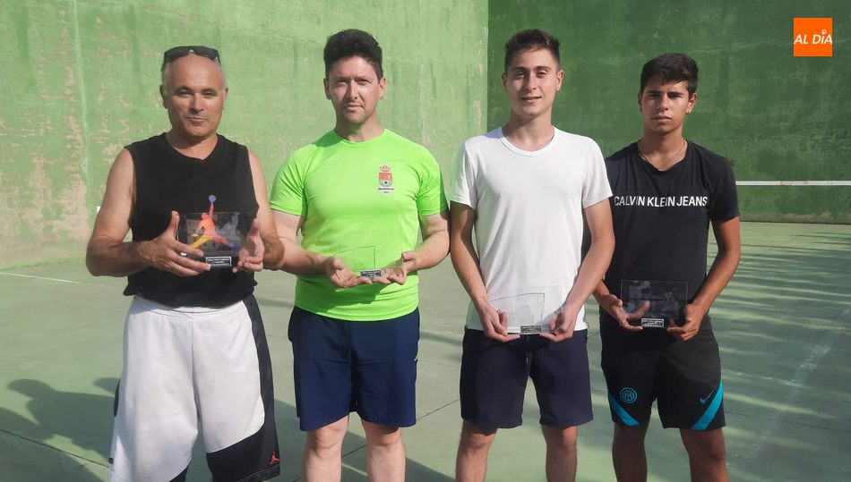 Paco Cholo y Carlos (iz.) junto a los subcampeones Markel y Sergio