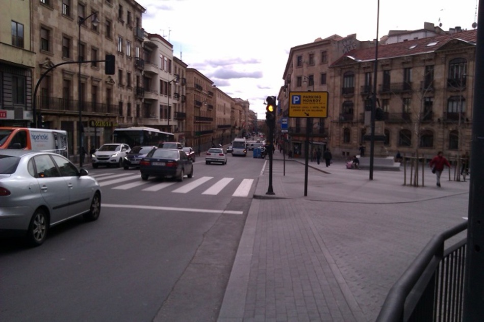 Tráfico en la Gran Vía de Salamanca en una imagen de archivo