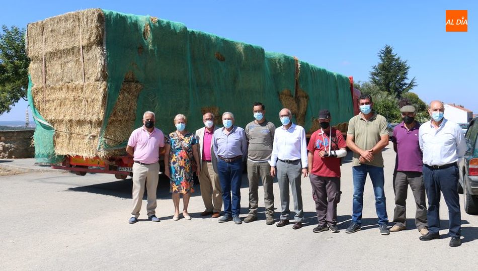 Momento de la entrega del trailer con 24 toneladas de forraje al Ayuntamiento de San Felices / CORRAL