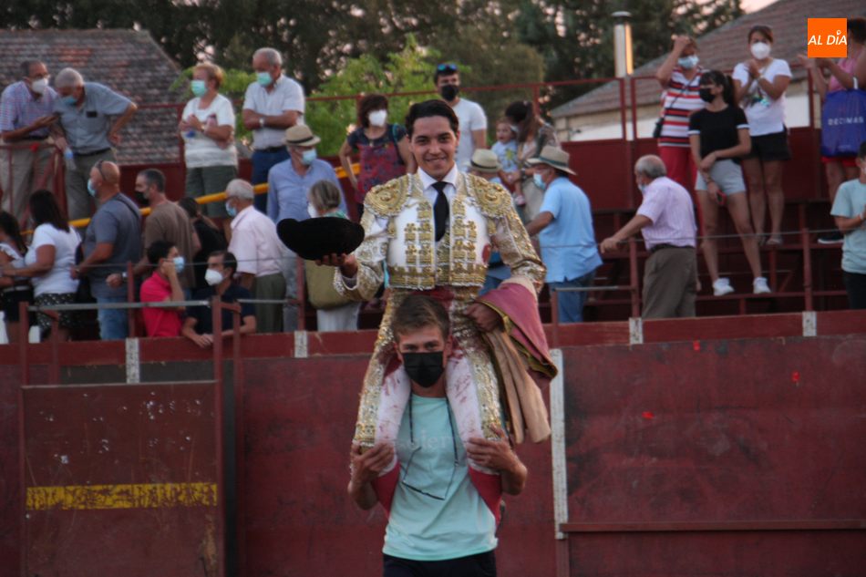 Mario Navas desorejó a su segundo y salió a hombros en Villavieja de Yeltes / CORRAL