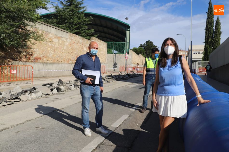 La concejala de Medio Ambiente, Miryam Rodríguez, ha visitado hoy las obras en la calle Lugo. Foto de Lydia González