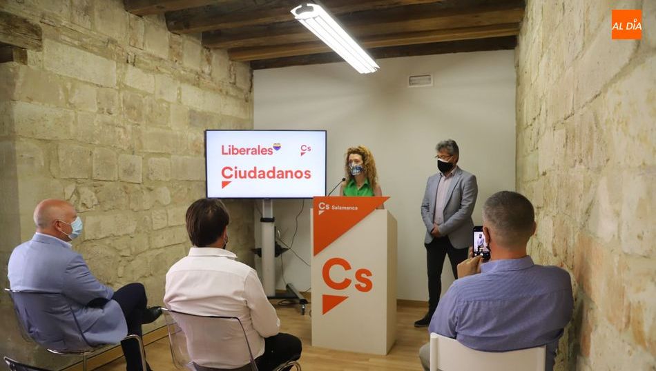 Intervención de Ana Suárez, portavoz del Grupo Municipal Ciudadanos, en la nueva oficina de la calle Menéndez. Foto de Lydia González