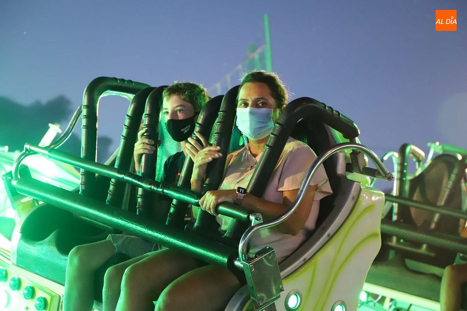 La lluvia no espanta al público de las atracciones salmantinas