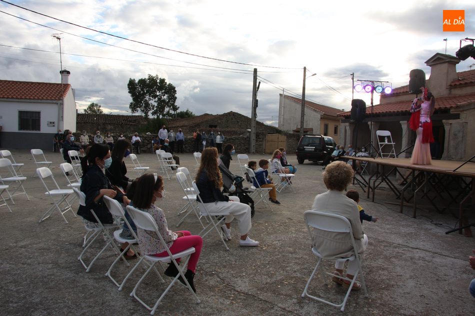 Foto 6 - Una actuación de copla anima el día de la Virgen en Villaseco de los Reyes