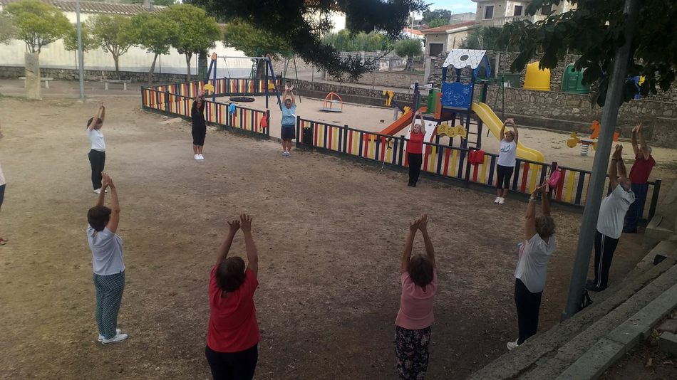 Foto 4 - Arranca en Cipérez un nuevo curso de yoga con una veintena de participantes