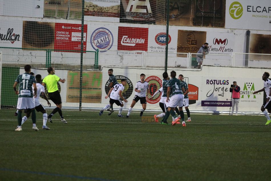 Foto 6 - Dos fallos defensivos dejan KO al Salamanca UDS ante un Guijuelo que estará en la final regional de la Copa RFEF (2-0)