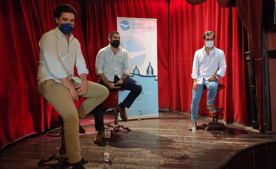 El responsable nacional de Organización de NNGG, Ramón Sagardoy, el presidente de NNGG Salamanca, Ángel Porras, y el presidente de NNGG Castilla y León, Eduardo Carazo, de izquierda a derecha, en el acto en Salamanca. Foto EP